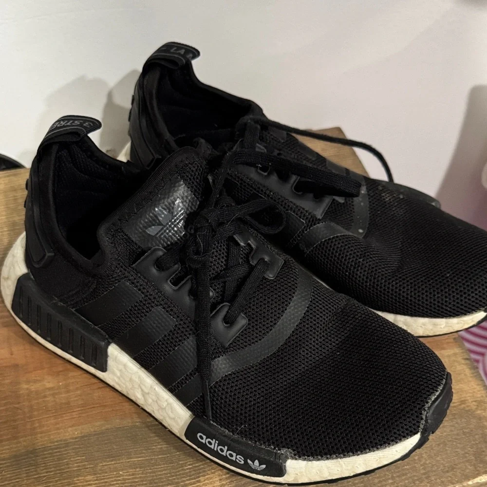 adidas Black Casual Sneakers with White Midsole
